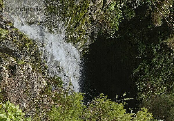 Ein Wasserfall von oben auf dem Weg zur Levada das 25 Fontes in der wunderschönen Landschaft Madeiras