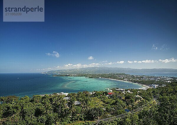 Blick auf die tropische Küstenlinie der Insel Boracay in Richtung Bolabog Beach auf den Philippinen