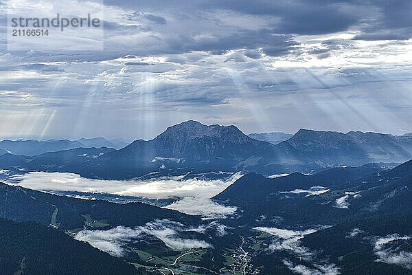 Ausblick vom Edelweißlahner auf den Talkessel von Ramsau und Berchtesgaden mit Nebel und Sonnenstrahlen  Berchtesgadener Alpen  Bayern  Deutschland  Europa