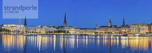 Hamburg Deutschland  Nachtpanorama Stadtsilhouette an der Alster mit Springbrunnen