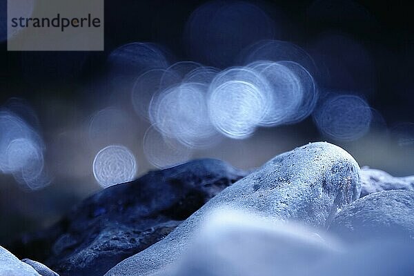 Steine an einem Bachufer mit schönem Bokeh  Deutschland  Europa