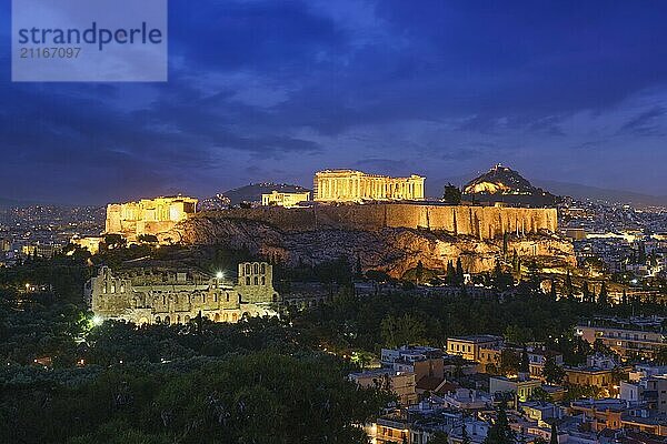 Berühmte griechische Sehenswürdigkeit  der Parthenon Tempel auf der Akropolis von Athen  gesehen vom Philopappos Hügel in der blauen Abendstunde  Athen  Griechenland  Europa