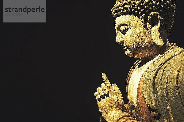 Buddha Statue  Konzept des Zen  Spiritualität  Frieden. Textfreiraum auf schwarzem Hintergrund  Textur Licht