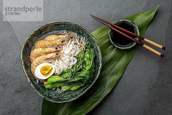 Food  Asian rice noodles with shrimps on gray background