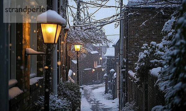 Eine verschneite Straße mit Straßenlampen und einem Weg. Die Straßenlaternen sind beleuchtet und schaffen eine warme und gemütliche Atmosphäre. Der schneebedeckte Weg und die Gebäude geben der Szene eine friedliche und heitere Stimmung AI erzeugt  KI generiert