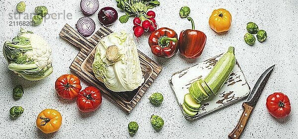 Frische verschiedene Gemüse mit hölzernen Schneidebretter und Messer auf weißen Küchentisch Draufsicht. Kochen vegetarische Mahlzeit aus gesunden Zutaten  Diät Lebensmittel und Ernährung Konzept  Lebensmittel Fotografie  food photography  food photography