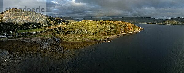 Abendstimmung am Loch Alsh mit Hügel Tulach Ard  Drohnenaufnahme  Reraig  Kyle  Schottland  Großbritannien  Europa