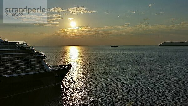 Luftaufnahme eines Kreuzfahrtschiffes bei Sonnenuntergang. Landschaft mit Kreuzfahrtschiff auf dem Adriatischen Meer. Abenteuer und Reisen