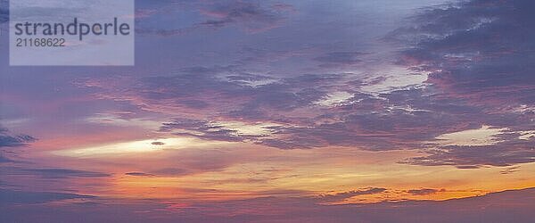 Schöne dramatische landschaftliche nach Sonnenuntergang Himmel Hintergrund nach Sonnenuntergang