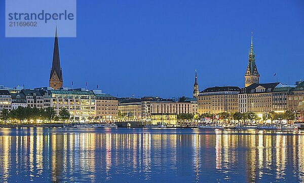 Hamburg Deutschland  Nachtpanorama Stadtsilhouette an der Alster mit Springbrunnen