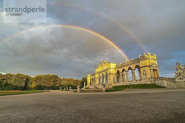 Wien  Österreich Stadtsilhouette bei Gloriette und Schonbrunner Garten mit Regenbogen