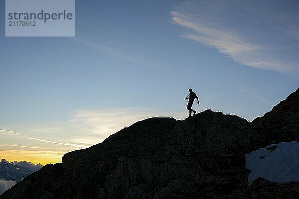 Silhouette eines Fotografen vor blauem Himmel  Berglandschaft bei Sonnenuntergang  Chamonix  Haute-Savoie  Frankreich  Europa