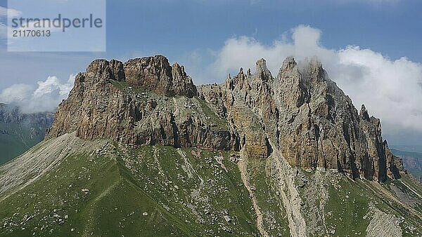 Luftaufnahme des Naujiza oder Schwiegermutterzahnbergs mit fantastischen Klippen in Kabardino Balkarien  Kaukasus  Russland  Europa