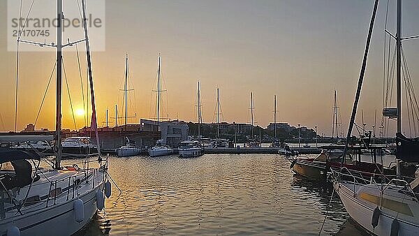 Heiterer Sonnenuntergang in einem Hafen mit Booten in ruhigem Wasser in der Altstadt von Nessebar  Bulgarien  Europa