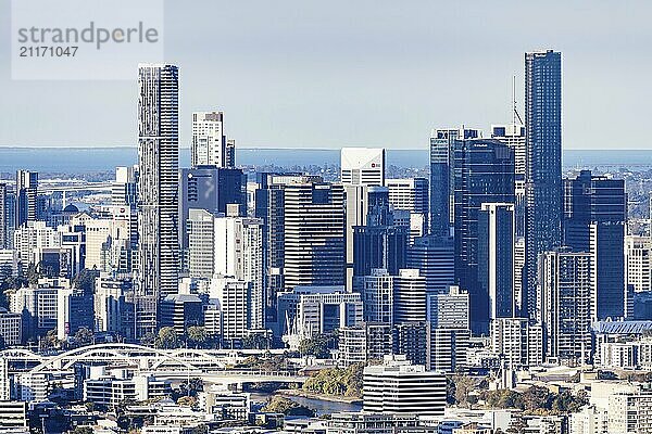 BRISBANE  AUSTRALIEN  30. JULI 2023: Die Skyline von Brisbane vom Mount Coot Tha Aussichtspunkt und der Aussichtsplattform in der Abenddämmerung in Brisbane  Queensland  Australien  Ozeanien