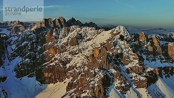 Luftaufnahme von erstaunlichen felsigen Bergen im Schnee bei Sonnenaufgang  Dolomiten  Italien  Europa