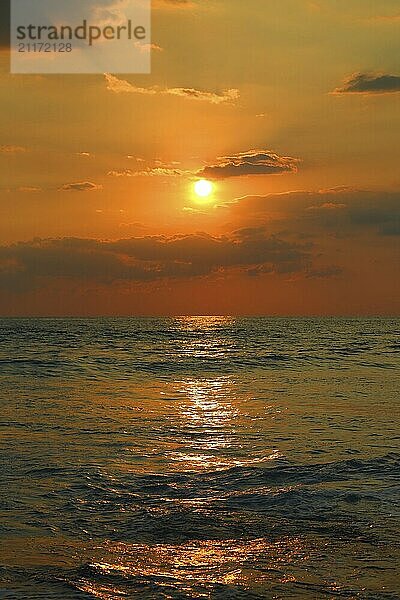 Schöne Landschaft mit tropischem Meer Sonnenuntergang und Wellen