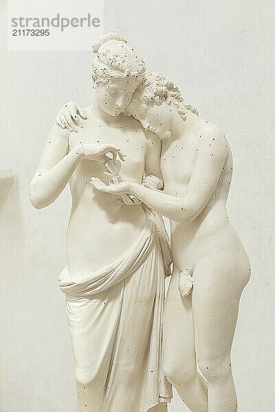 Possagno  Italien  29. Juni 2023: Statue von Amor und Psyche des Bildhaürs Antonio Canova  1800. Sinnliche Umarmung  Liebe und Zweisamkeitsgefühl  Europa