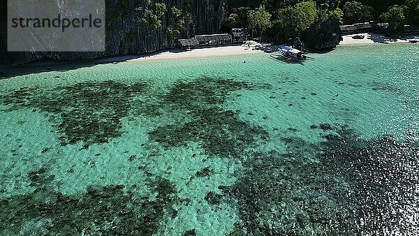 Luftaufnahme der tropischen Insel der Philippinen. Weißer Sandstrand  Felsen Klippen Berge mit blauer Bucht und schöne Korallenriff