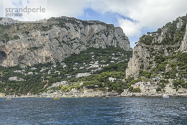 Die Insel Capri an einem schönen Sommertag in Italien