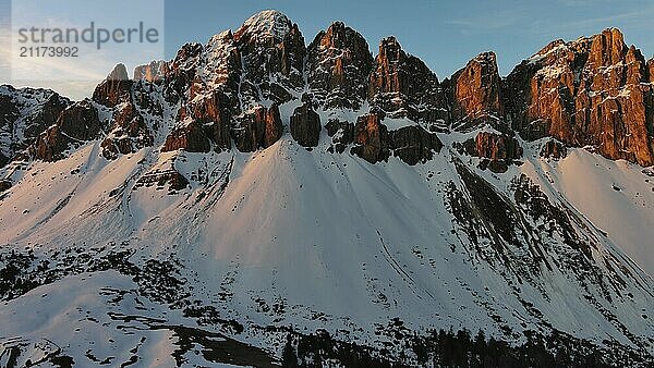 Luftaufnahme von erstaunlichen felsigen Bergen im Schnee bei Sonnenaufgang  Dolomiten  Italien  Europa