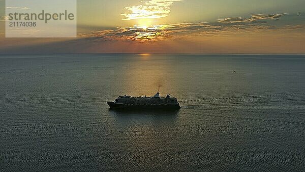 Luftaufnahme eines Kreuzfahrtschiffes bei Sonnenuntergang. Landschaft mit Kreuzfahrtschiff auf dem Adriatischen Meer. Abenteuer und Reisen