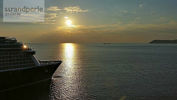 Luftaufnahme eines Kreuzfahrtschiffes bei Sonnenuntergang. Landschaft mit Kreuzfahrtschiff auf dem Adriatischen Meer. Abenteuer und Reisen