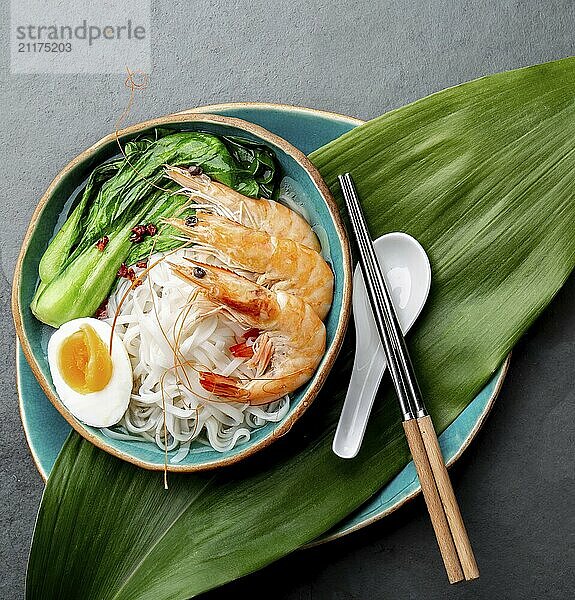 Food  Asian rice noodles with shrimps on gray background