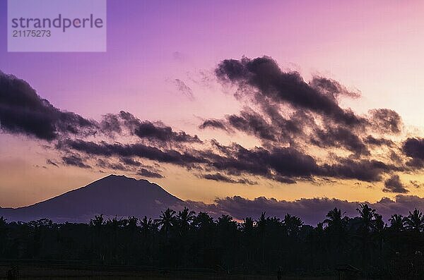 Erstaunlicher Sonnenaufgang mit Blick auf Dschungel und Vulkan in Ubud  Bali  Indonesien  Asien