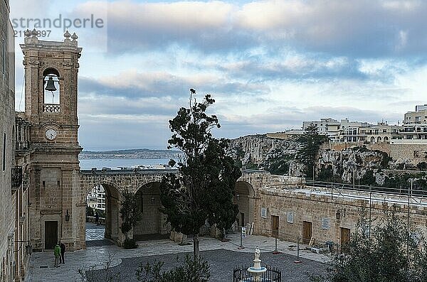 Mellieha  Malta  01 07 2022: Blick auf die Kathedrale  die Berge und das Dorf bei Sonnenuntergang  Europa