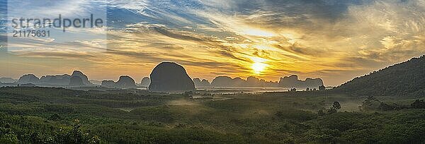 Berg Sonnenaufgang Blick auf Din Deang Doi Aussichtspunkt mit tropischen Wald  Krabi Thailand Natur Landschaft Panorama