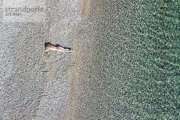 Eine schöne Frau am Strand Agios Dimitrios der Insel Alonissos aus der Drohnenperspektive  Griechenland  Europa