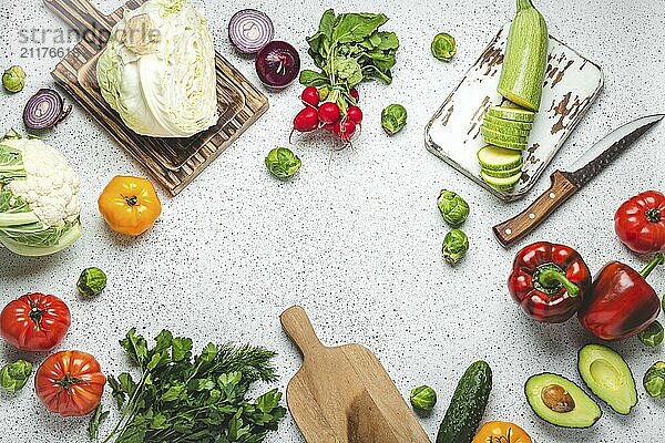 Frische verschiedene Gemüse mit hölzernen Schneidebretter und Messer auf weißen Küchentisch Draufsicht. Kochen vegetarische Mahlzeit aus gesunden Zutaten  Diät Lebensmittel und Ernährung Konzept  Lebensmittel Fotografie