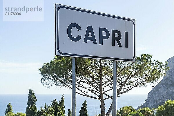 Schild auf der Insel Capri an einem schönen Sommertag in Italien