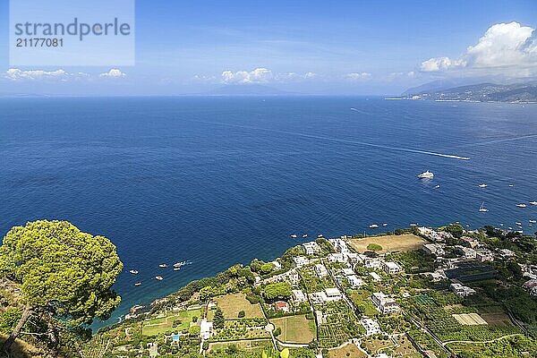 Die Insel Capri an einem schönen Sommertag in Italien