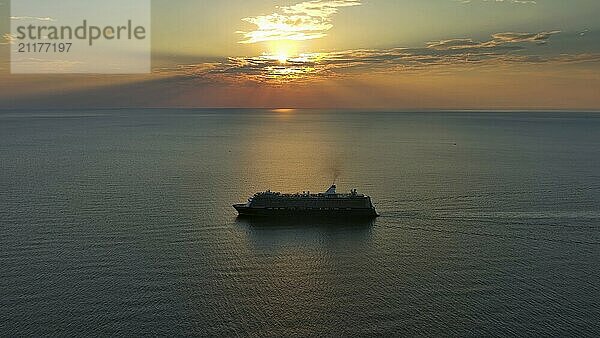 Luftaufnahme eines Kreuzfahrtschiffes bei Sonnenuntergang. Landschaft mit Kreuzfahrtschiff auf dem Adriatischen Meer. Abenteuer und Reisen