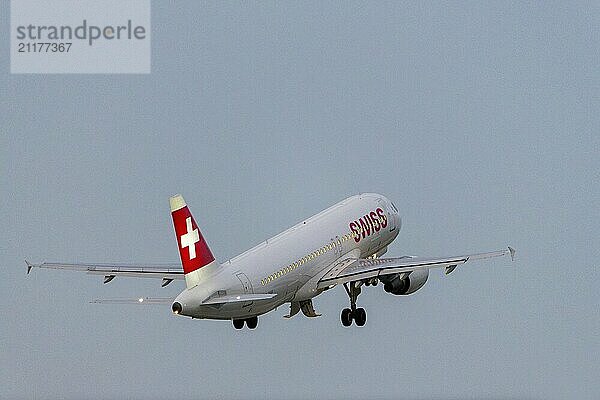 Ein Swiss Flugzeug startet in den Himmel mit klarem blauem Hintergrund  Stuttgart