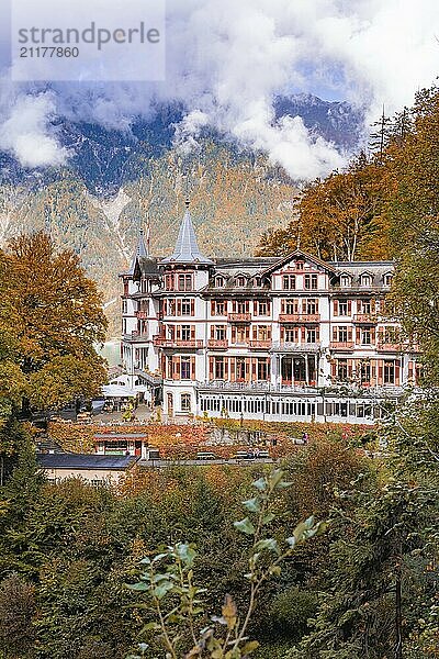 Ein schönes Hotel umgeben von herbstlichen Bäumen und Berglandschaft  Giesbachwasserfälle  Brienzer See  Schweiz  Europa