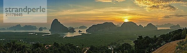 Tropische Inseln Sonnenaufgang Blick auf Samed Nang Chee Aussichtspunkt mit Bucht zum Meer Ozean  Phang Nga Thailand Natur Landschaft Panorama