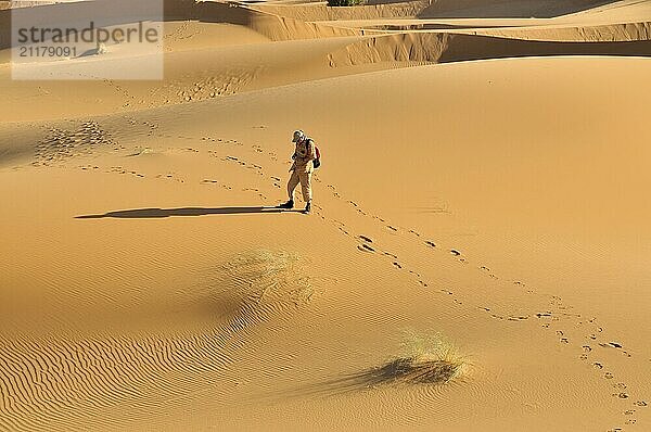 Mann (50-55)  Wüstentrekking  Erg Chebbi  Marokko  Afrika