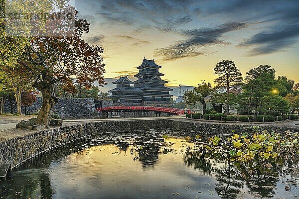 Matsumoto Nagano Japan  Sonnenaufgang Stadtsilhouette am Schloss Matsumoto mit Herbst Laub Saison