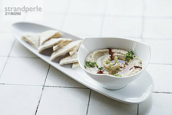 Hummus Houmous vegetarischer Dip aus dem Nahen Osten Snack Lebensmittel