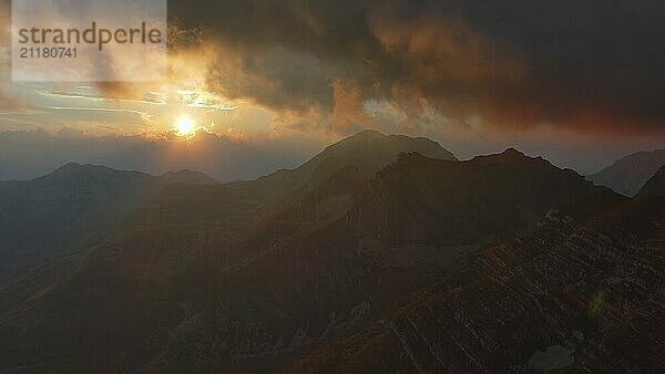 Luftaufnahme eines spektakulären Sonnenuntergangs über einem Bergtal. Schöne Aussicht im Durmitor Nationalpark  Montenegro  Europa