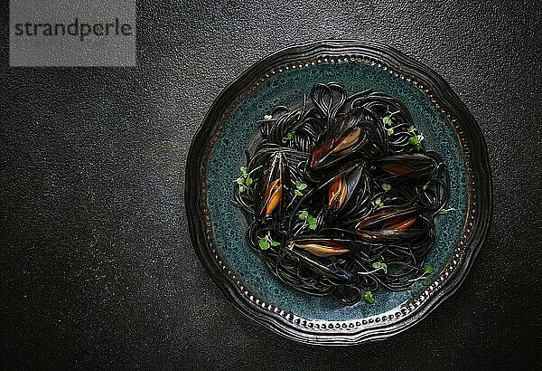 Food Fotografie  Schwarze Spaghetti  Nori Nudeln  mit Muscheln  Draufsicht  vor dunklem Hintergrund  hausgemacht  ohne Menschen