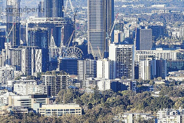 BRISBANE  AUSTRALIEN  30. JULI 2023: Die Skyline von Brisbane vom Mount Coot Tha Aussichtspunkt und der Aussichtsplattform in der Abenddämmerung in Brisbane  Queensland  Australien  Ozeanien