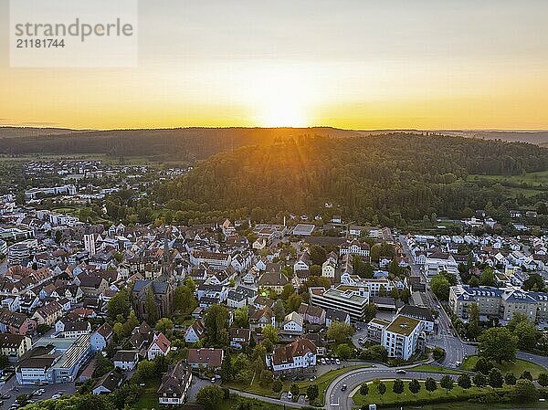 Stadtansicht bei Sonnenuntergang mit Häusern und naturnaher Umgebung  Berge im Hintergrund  Nagold  Schwarzwald  Deutschland  Europa