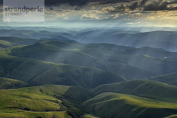 Schöne Landschaft der Sonnenstrahlen auf den Hügeln im Kaukasus Gebirge bei Sonnenuntergang  Russland  Europa