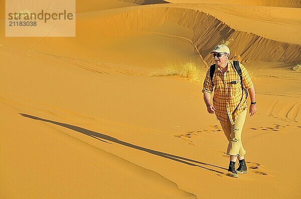 Mann (50-55)  Wüstentrekking  Erg Chebbi  Marokko  Afrika