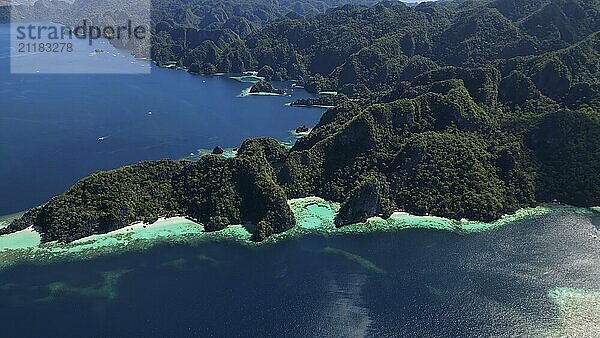 Luftaufnahme der tropischen Insel Coron auf den Philippinen. Blaue Lagunen und Seen  weißer Sandstrand  Felsenklippen  Berge und ein wunderschönes Korallenriff