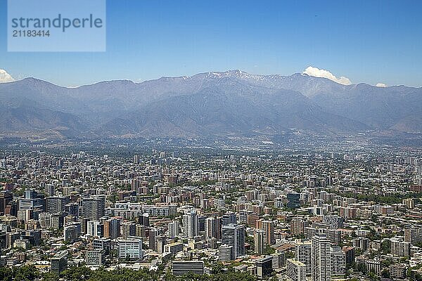 Santiago de Chile  Chile  28. November 2015: Skyline vom Cerro San Cristobal aus gesehen  Südamerika